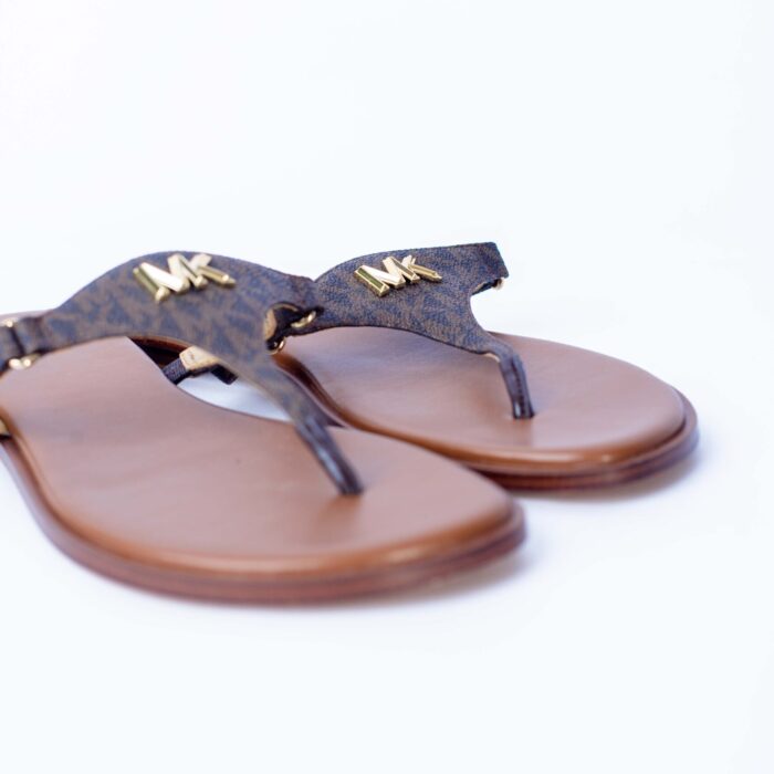 MICHEAL KORS LADIES LEATHER FLAT SLIPPER WITH SIDE GOLD RINGS AND GOLD BRAND INITIAL