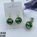 jpg105RE GOLD ROUND PERFORATED PETALS WITH GREEN CERAMIC SIDE WITH GOLD PETAL DETAILS RING