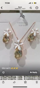 jpg106CE GOLD CHAIN WITHWHITE CERAMIC PETAL WITH PALE PINK CRYSTAL STONE EAR RING PENDANT SET