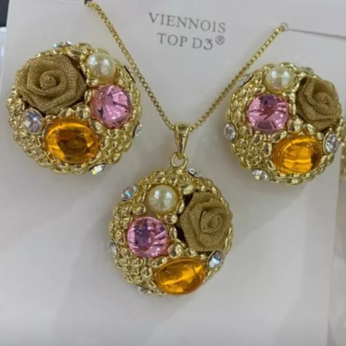 jpg107CE GOLD CHAIN WITH GOLD STUBB BASE ITH ROSEPINK STONE TISSUE ROSEWHITE STONE AND WHITE PEARL EAR RING AND PENDANT SET