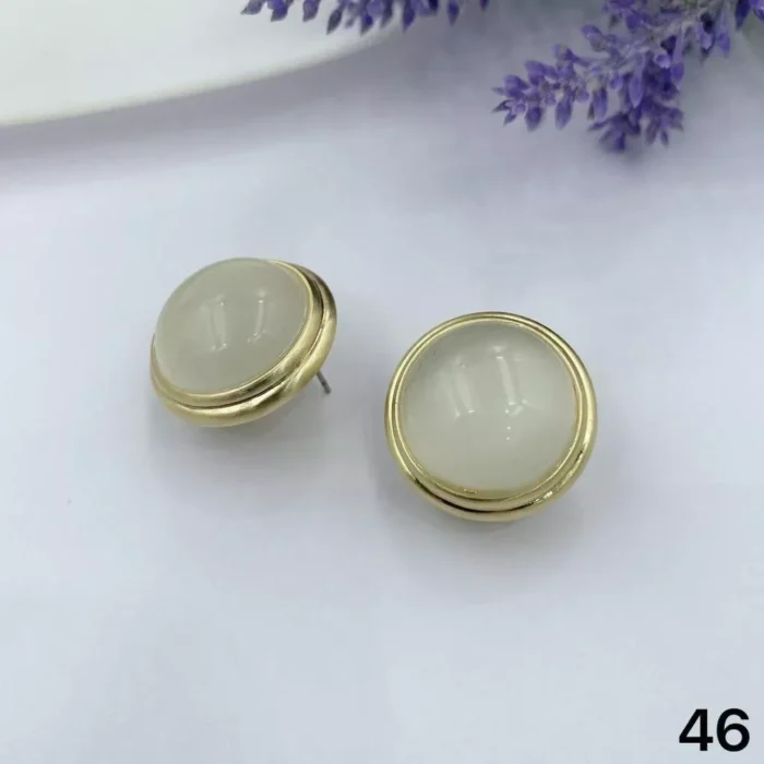 jpg17EGOLD CIRCLE WITH MILKY CRYSTAL STONE CENTER EAR RING