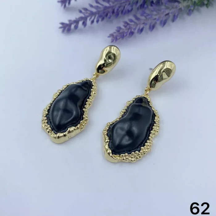 jpg19EGOLD EARRING WITH BLACK ROUGH SHAPED STONE CENTER