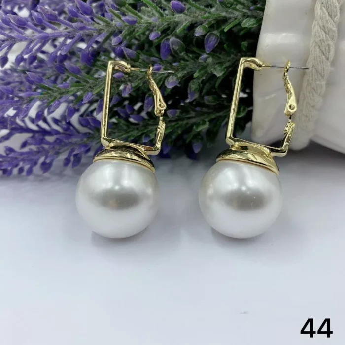 VIENNOIS GOLD WITH BIG WHITE PEARL DROP EARRING