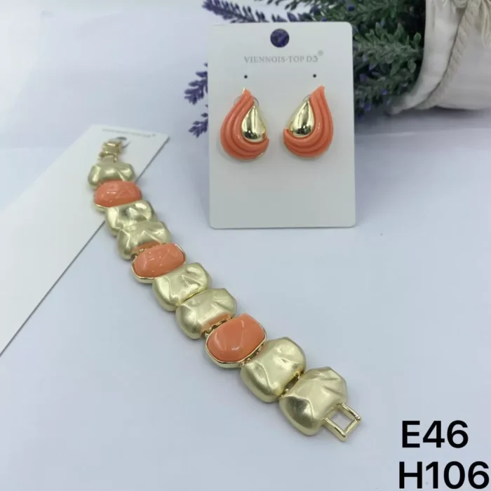 VIENNOIS PEACH STONES ENCASED IN ROUGH GOLD LINKS BRACELET AND PEACH WITH GOLD EARRINGS