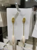 jpg7CREAM OVAL PLASTIC ON GOLD CHAIN EARRING