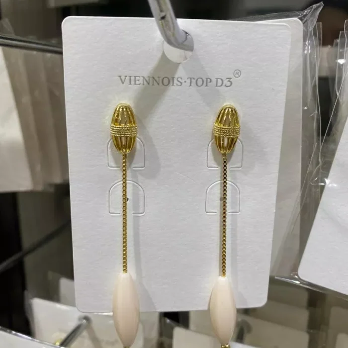 jpg7CREAM OVAL PLASTIC ON GOLD CHAIN EARRING