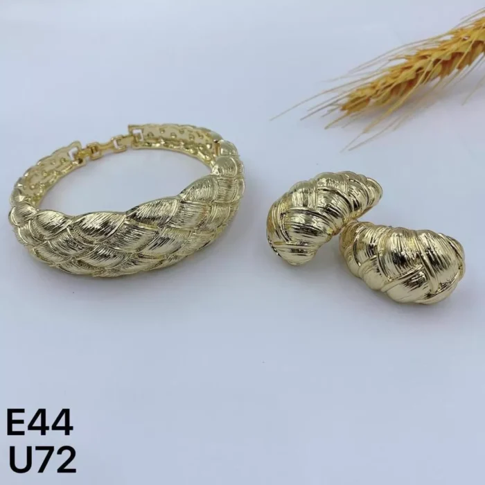 VIENNOIS BOLD GOLD WOVEN BRACELET WITH CLASP
