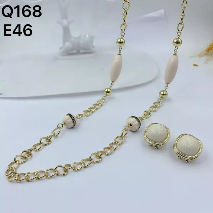 VIENNOIS GOLD LOOP LINKS WITH CREAM PUMPKIN AND OVAL DETAIL LONG CHAIN