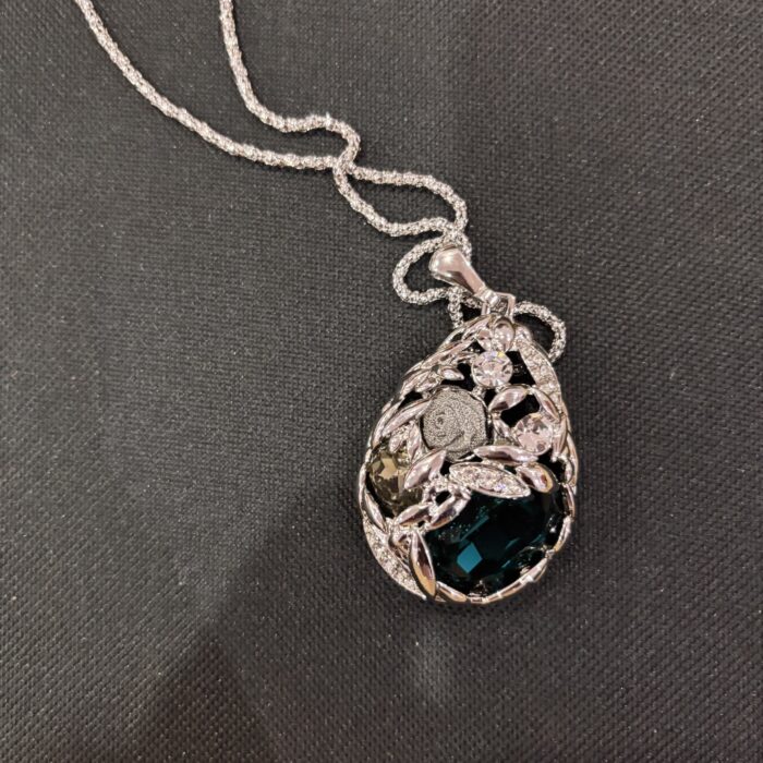 VIENNOIS SILVER LONG CHAIN WITH BOLD OVAL PENDANT WITH EMERALD GREEN AND BEIGE STONE SILVER TISSUE ROSE